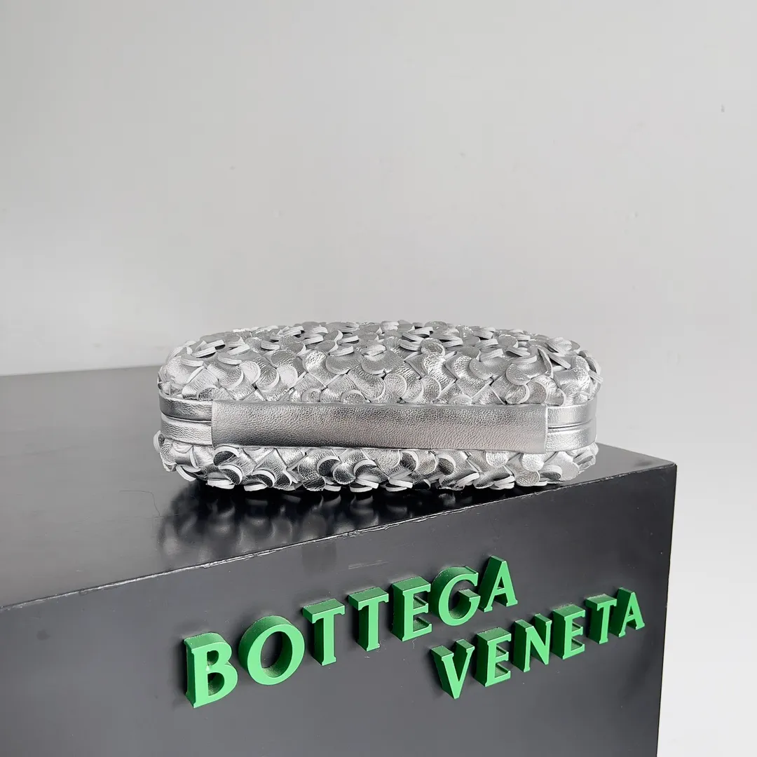 Batch 2060 Bottega Veneta 24 spring fashionable petal woven evening bag. No logo, no matter how shiny, this evening bag has gorgeous colors and eye-catching colors, and the forging of petal craftsmanship reveals the prosperity of spring. Original leather ➕ stainless steel hardware ➕ 24k real gold plating ➕ all handmade. Anyone who knows the history of our brand should have heard that the knot is a story of Bottega Veneta, and it is also one of the more important perfectly designed styles. Style number: 717622 Size: 20.5*6*12.5
